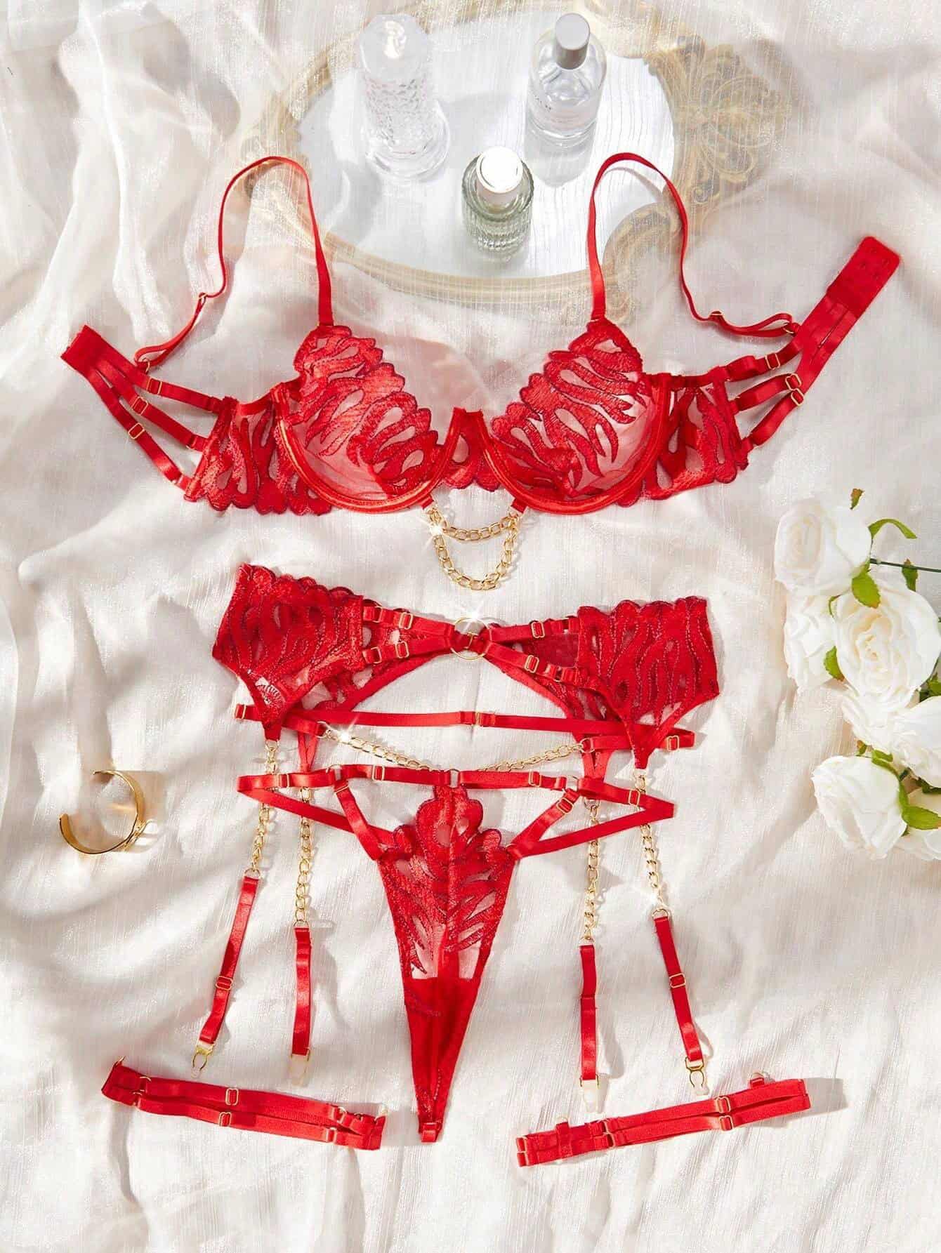 איב - סט לינג'רי עם שרשרת